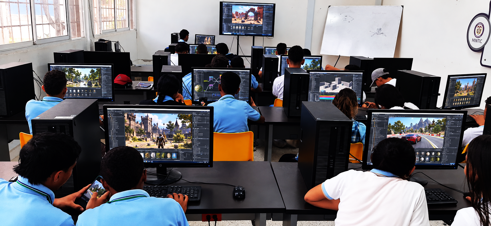 Estudiantes aprendiendo herramientas digitales en el aula