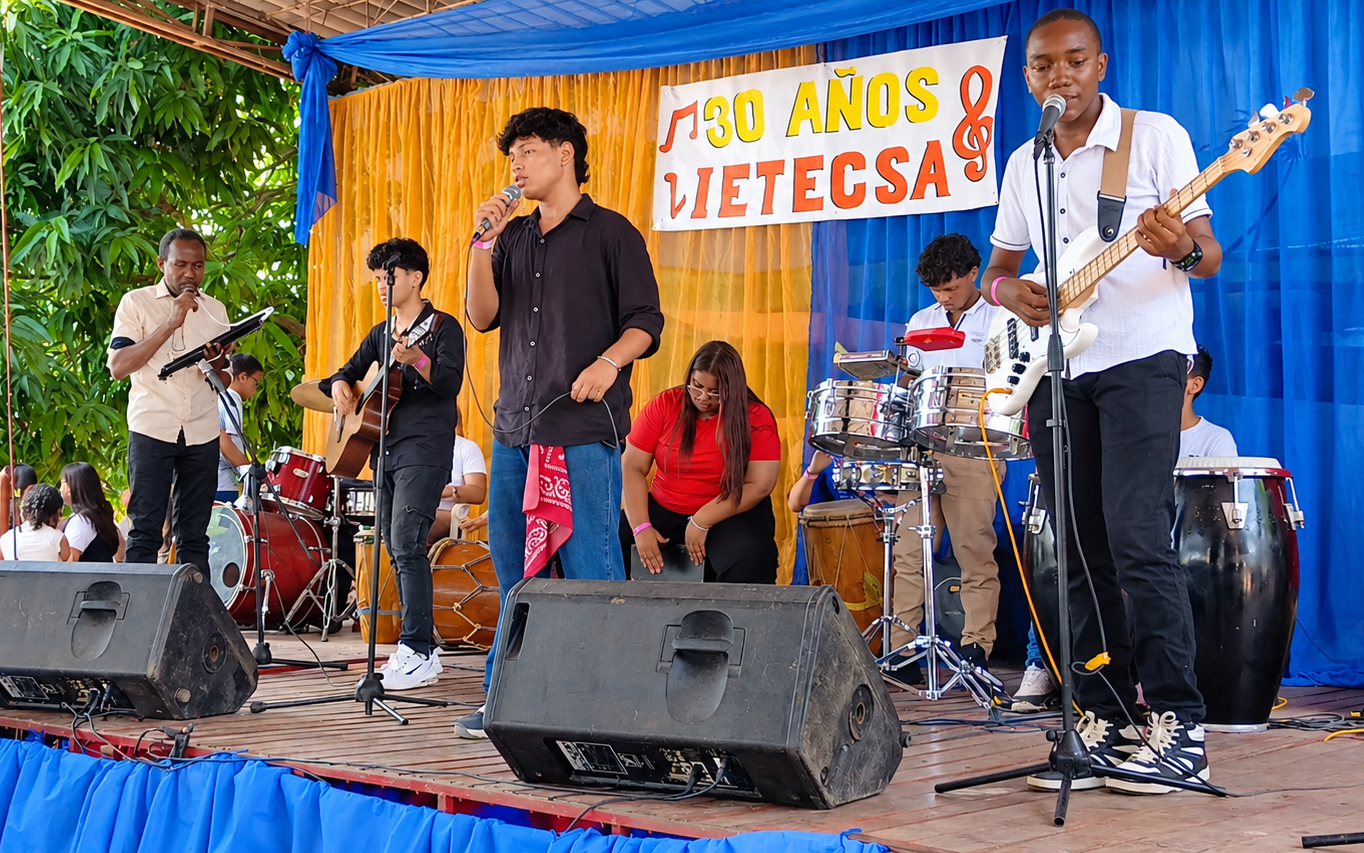 Ashé durante una presentación en concierto